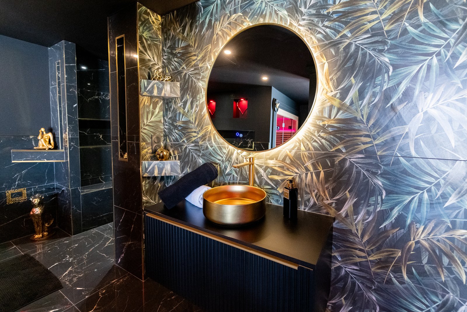 Photo d'une statuette noire et gold